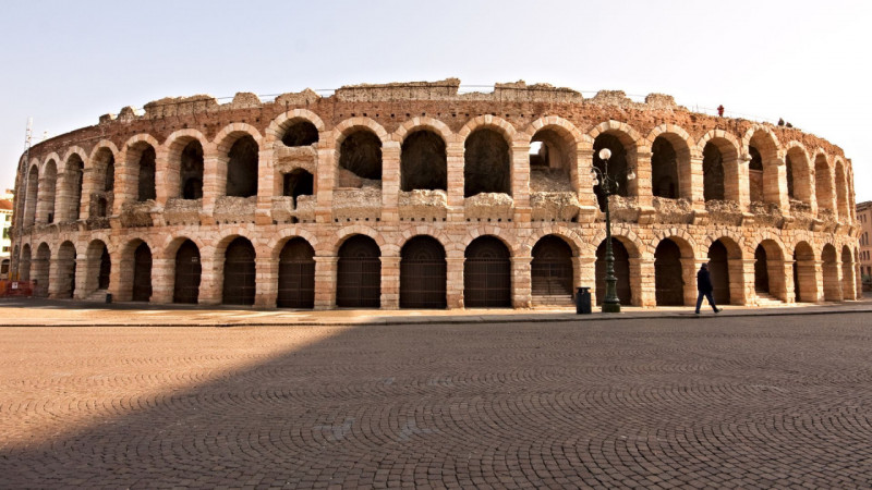 Nel suggestivo scenario del centro storico di Verona, a pochi passi dall’Arena e dalle principali...