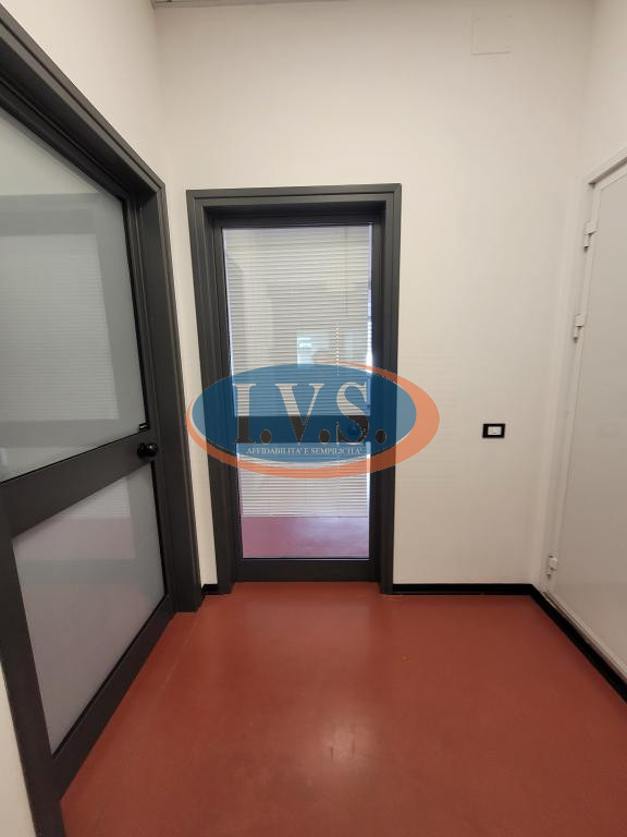 CAMISANO VICENTINO (VI) In una strada di forte passaggio sia veicolare che pedonale proponiamo UF...