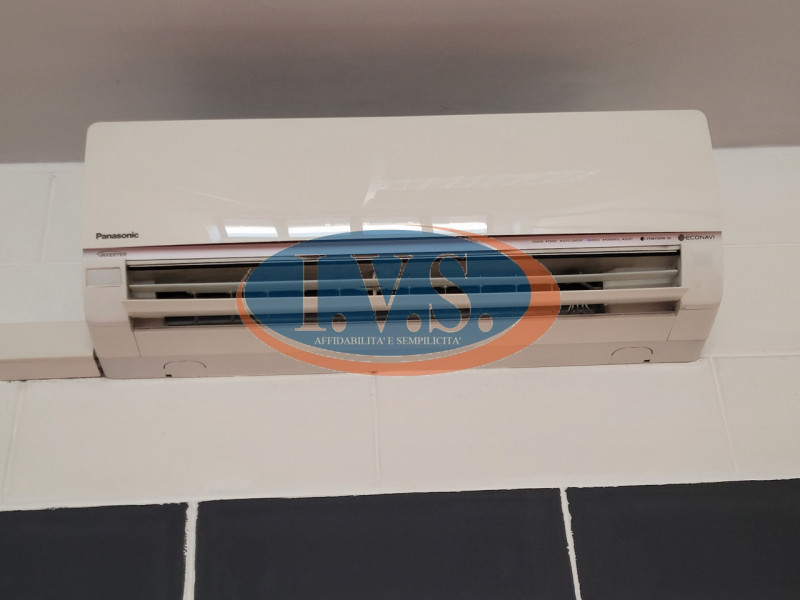 A Camisano Vicentino proponiamo in affitto NEGOZIO/UFFICIO al piano primo di mq. 69,78 con un pos...