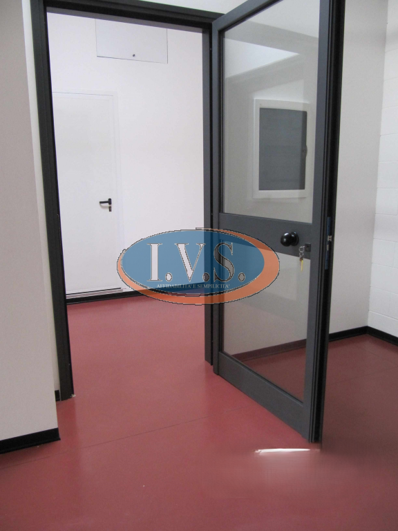 A Camisano Vicentino proponiamo in affitto NEGOZIO/UFFICIO al piano primo di mq. 69,78 con un pos...