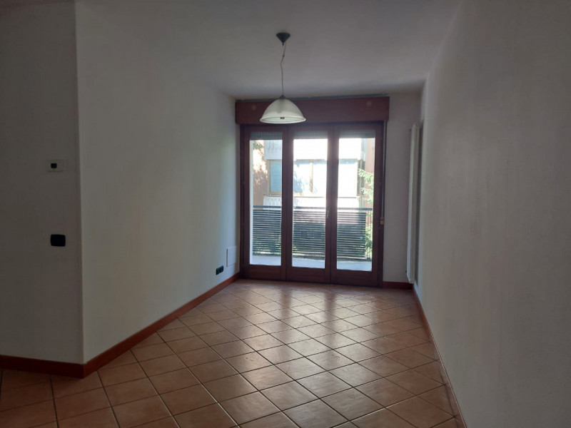 SAN BORTOLO - Proponiamo in locazione spazioso appartamento tricamere situato in un contesto resi...
