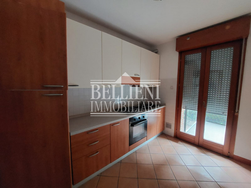 SAN BORTOLO - Proponiamo in locazione spazioso appartamento tricamere situato in un contesto resi...