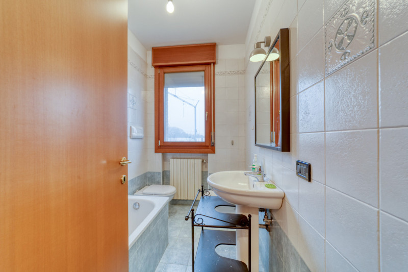 In vendita a Padova, nel cuore della tranquilla e residenziale zona Cave, proponiamo uno splendid...
