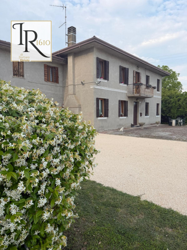 Proponiamo una magnifica casa padronale indipendente di ben 256 mq nella tranquilla e verdeggiant...