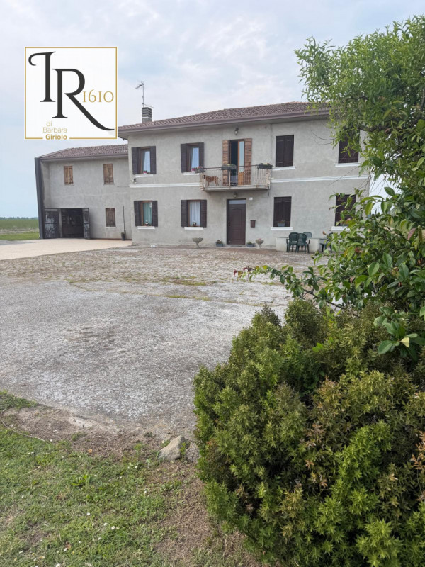Proponiamo una magnifica casa padronale indipendente di ben 256 mq nella tranquilla e verdeggiant...