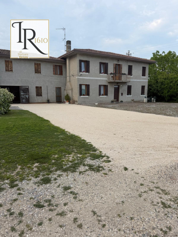 Proponiamo una magnifica casa padronale indipendente di ben 256 mq nella tranquilla e verdeggiant...
