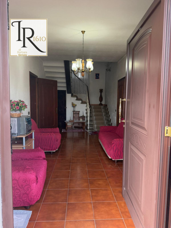 Proponiamo una magnifica casa padronale indipendente di ben 256 mq nella tranquilla e verdeggiant...