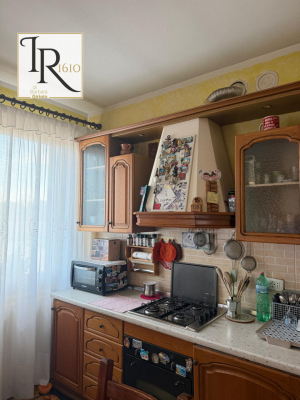 Proponiamo una magnifica casa padronale indipendente di ben 256 mq nella tranquilla e verdeggiant...