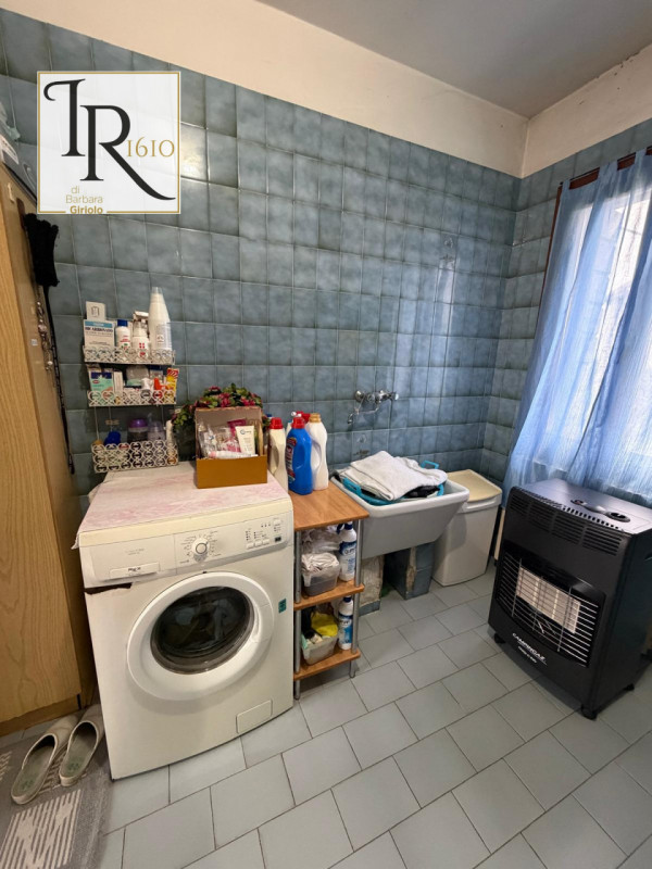 Proponiamo una magnifica casa padronale indipendente di ben 256 mq nella tranquilla e verdeggiant...