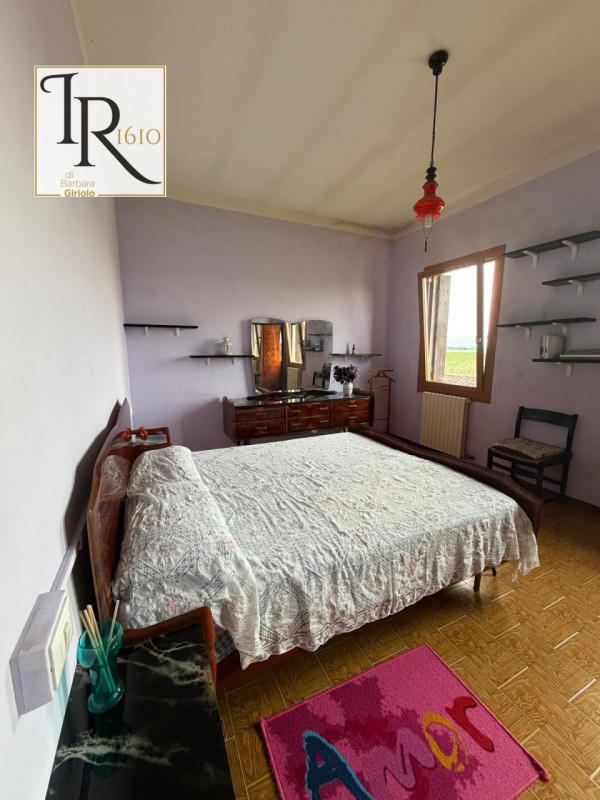 Proponiamo una magnifica casa padronale indipendente di ben 256 mq nella tranquilla e verdeggiant...