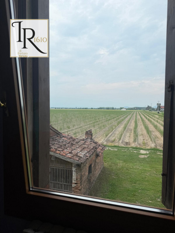 Proponiamo una magnifica casa padronale indipendente di ben 256 mq nella tranquilla e verdeggiant...