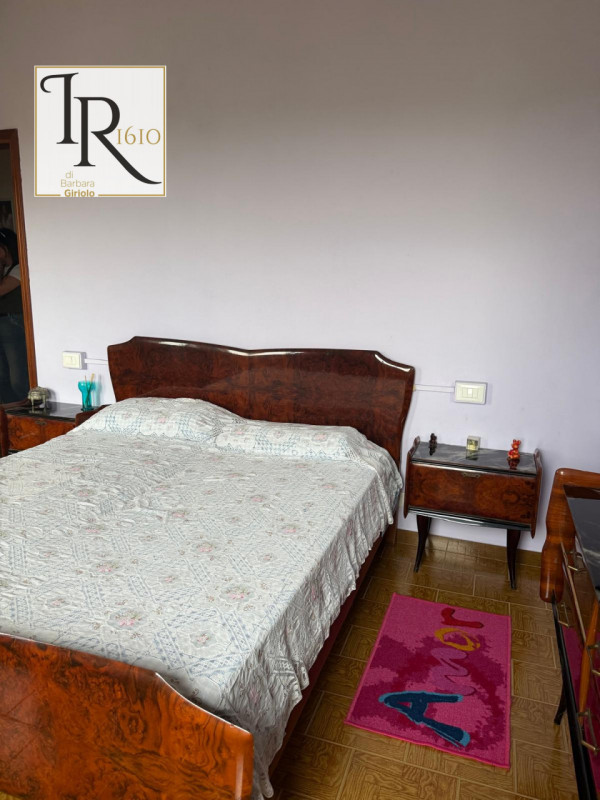 Proponiamo una magnifica casa padronale indipendente di ben 256 mq nella tranquilla e verdeggiant...