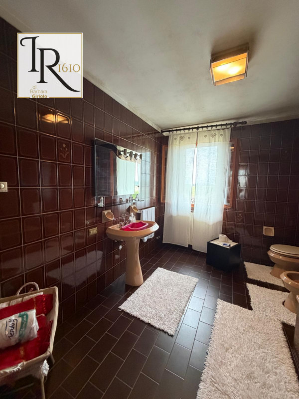 Proponiamo una magnifica casa padronale indipendente di ben 256 mq nella tranquilla e verdeggiant...