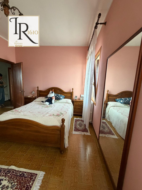 Proponiamo una magnifica casa padronale indipendente di ben 256 mq nella tranquilla e verdeggiant...