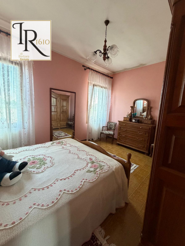 Proponiamo una magnifica casa padronale indipendente di ben 256 mq nella tranquilla e verdeggiant...