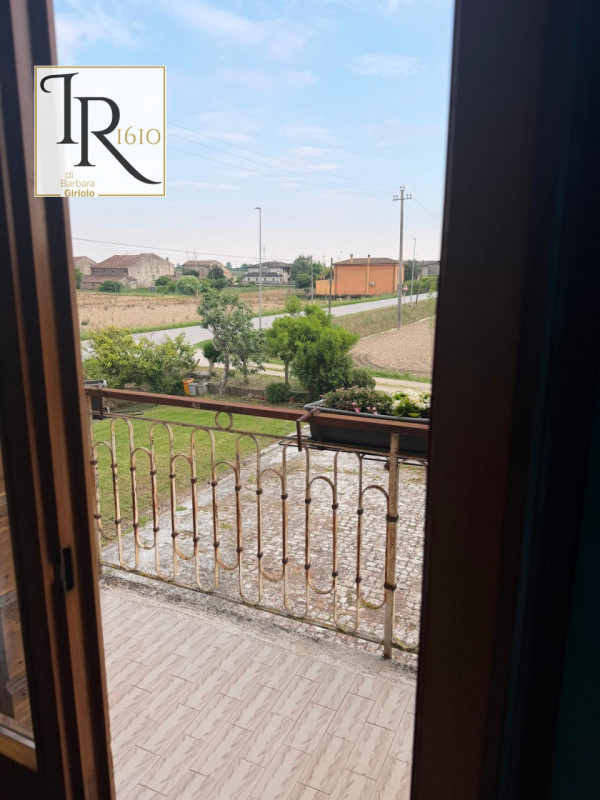 Proponiamo una magnifica casa padronale indipendente di ben 256 mq nella tranquilla e verdeggiant...