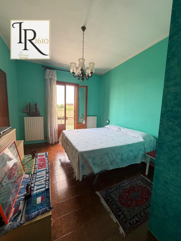 Proponiamo una magnifica casa padronale indipendente di ben 256 mq nella tranquilla e verdeggiant...