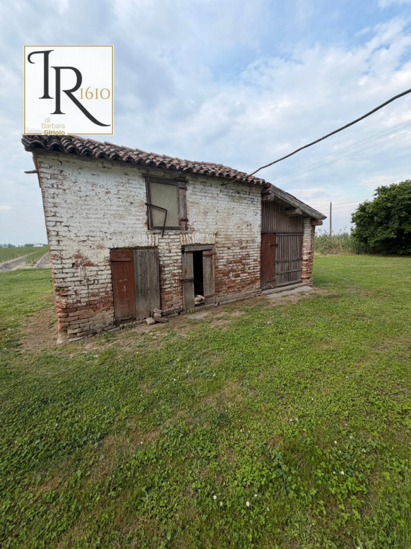 Proponiamo una magnifica casa padronale indipendente di ben 256 mq nella tranquilla e verdeggiant...