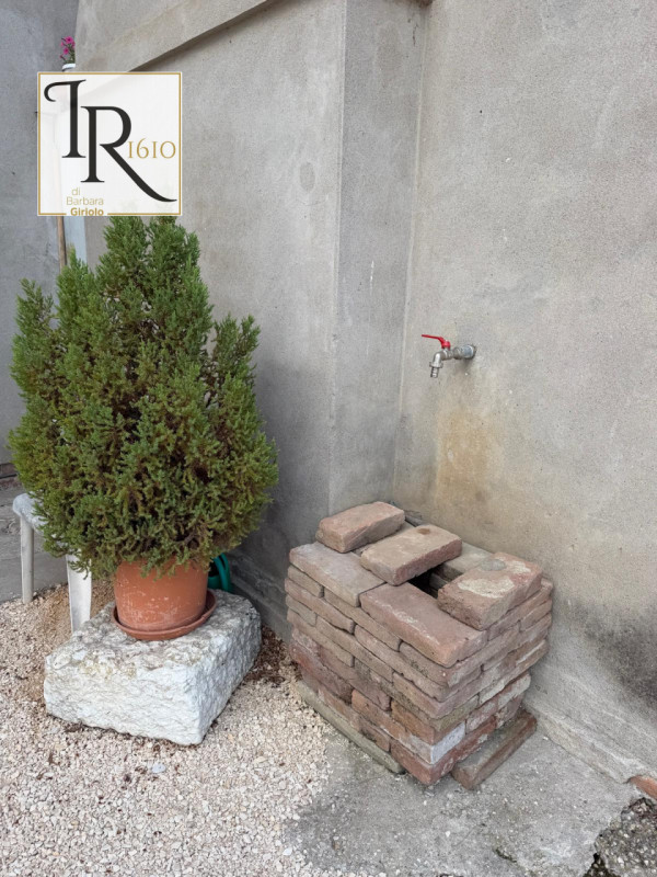 Proponiamo una magnifica casa padronale indipendente di ben 256 mq nella tranquilla e verdeggiant...