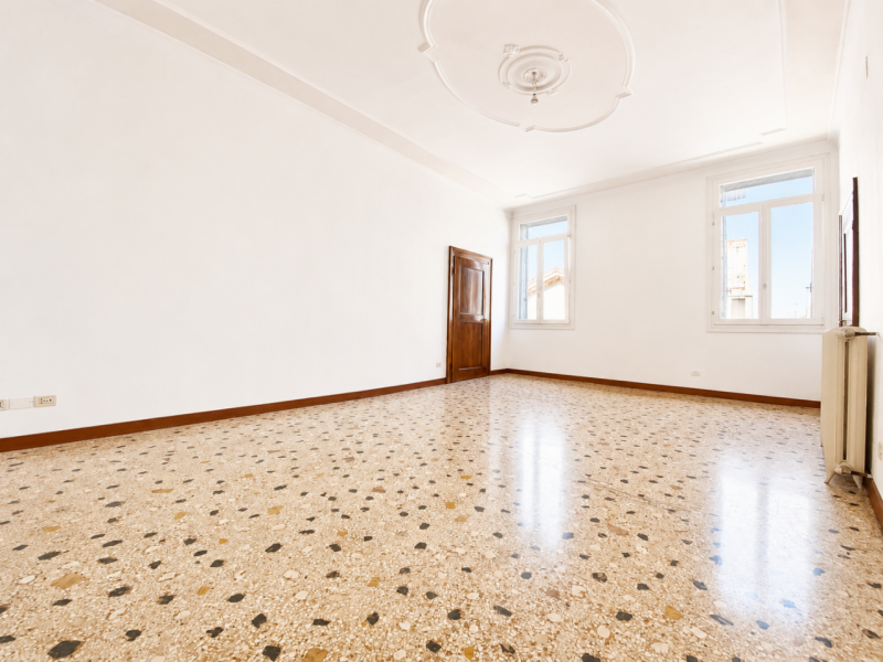Nel cuore del Centro Storico di Vicenza, proponiamo in vendita un appartamento dalle metrature or...