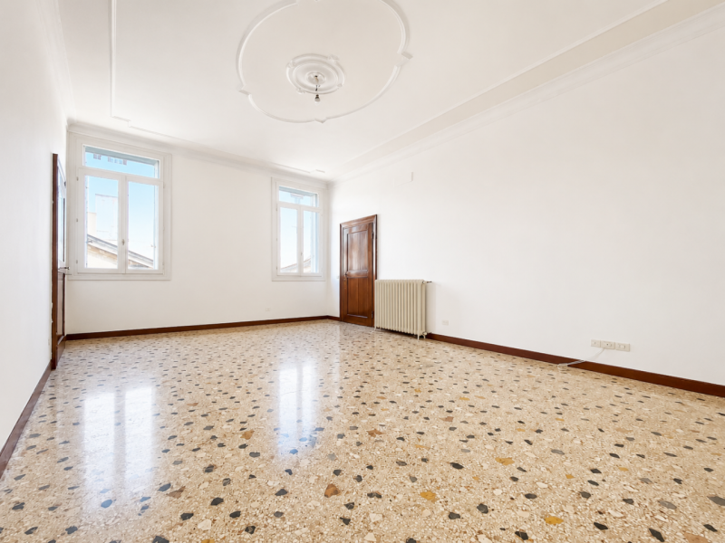 Nel cuore del Centro Storico di Vicenza, proponiamo in vendita un appartamento dalle metrature or...