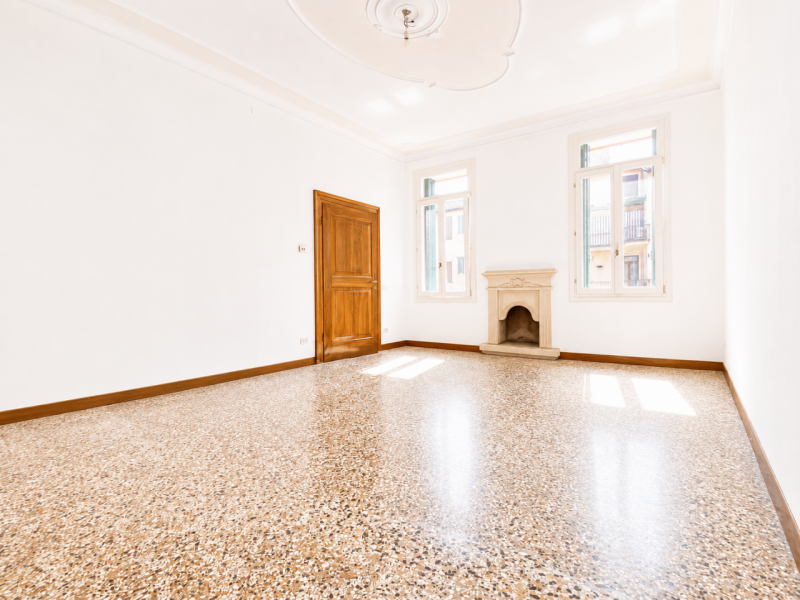 Nel cuore del Centro Storico di Vicenza, proponiamo in vendita un appartamento dalle metrature or...