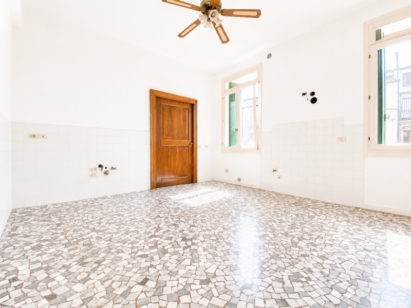 Nel cuore del Centro Storico di Vicenza, proponiamo in vendita un appartamento dalle metrature or...