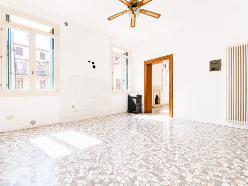 Nel cuore del Centro Storico di Vicenza, proponiamo in vendita un appartamento dalle metrature or...