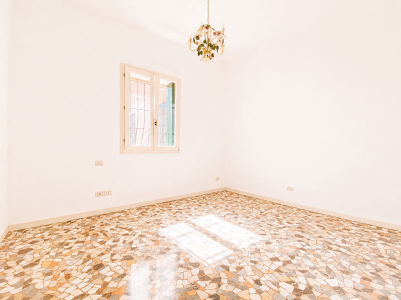Nel cuore del Centro Storico di Vicenza, proponiamo in vendita un appartamento dalle metrature or...