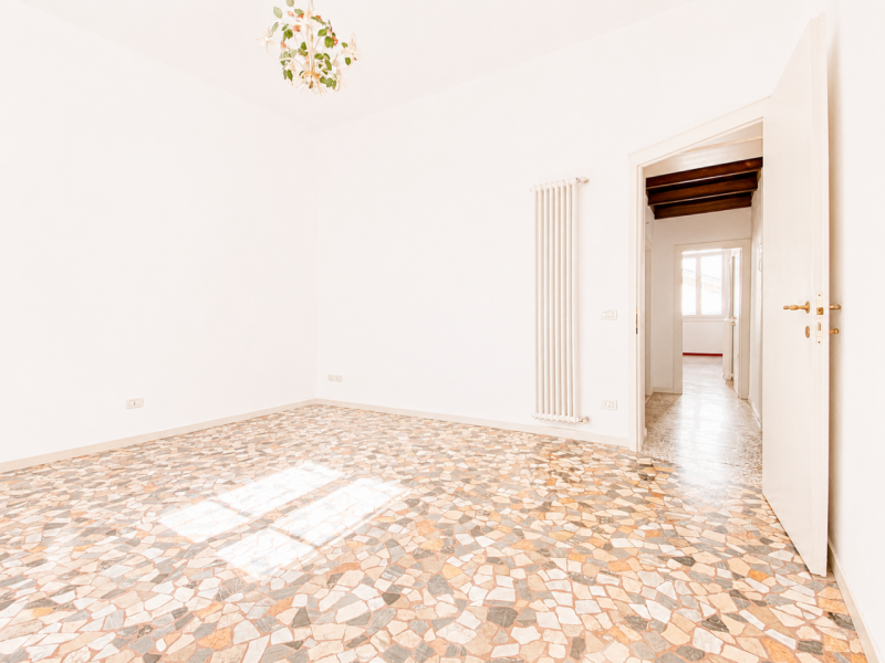 Nel cuore del Centro Storico di Vicenza, proponiamo in vendita un appartamento dalle metrature or...