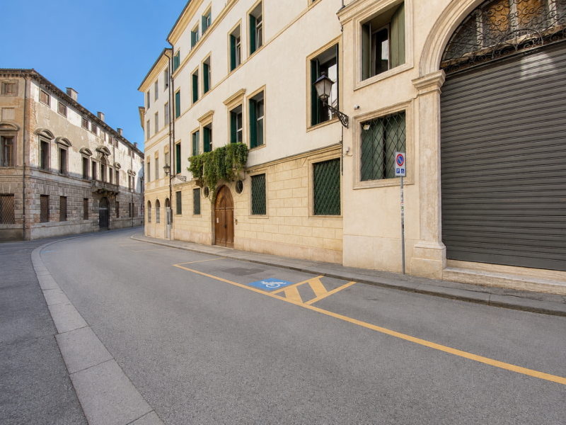 Nel cuore del Centro Storico di Vicenza, proponiamo in vendita un appartamento dalle metrature or...