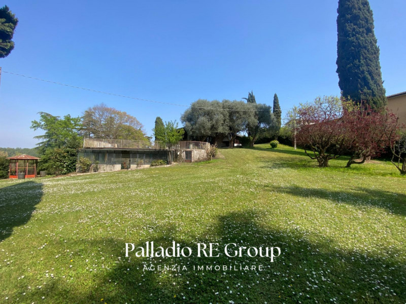 Scoprite questa straordinaria villa singola situata nel cuore delle colline tra Vicenza e Arcugna...