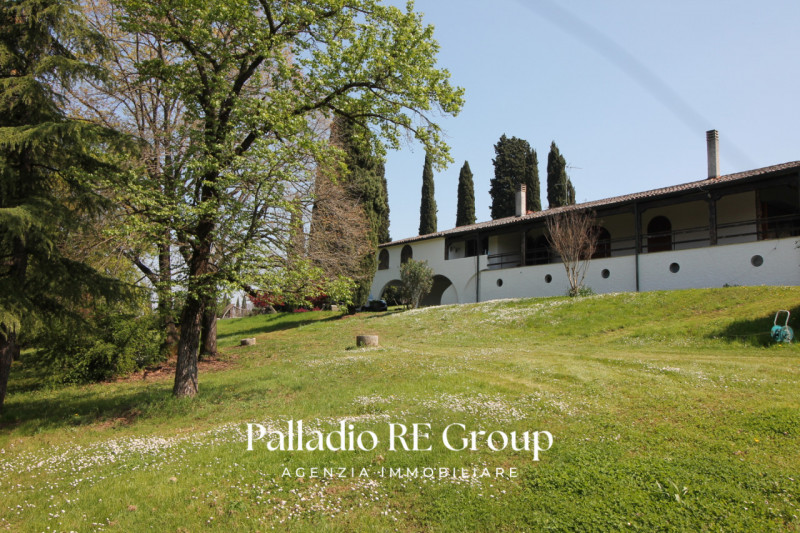 Scoprite questa straordinaria villa singola situata nel cuore delle colline tra Vicenza e Arcugna...