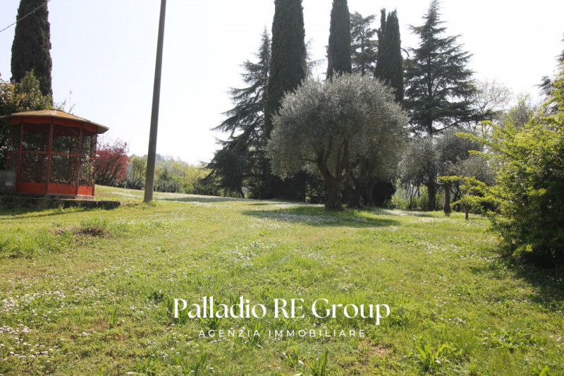 Scoprite questa straordinaria villa singola situata nel cuore delle colline tra Vicenza e Arcugna...