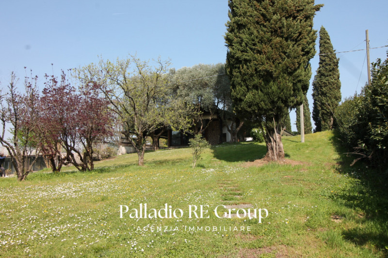 Scoprite questa straordinaria villa singola situata nel cuore delle colline tra Vicenza e Arcugna...