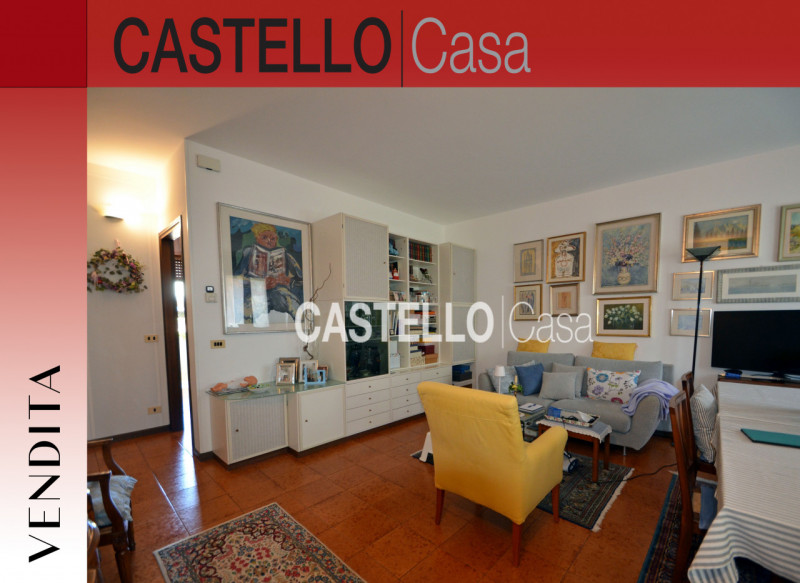 Proponiamo in vendita una porzione centrale di casa a schiera, situata in una zona semicentrale d...