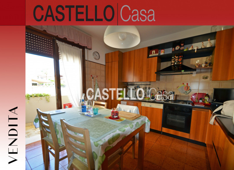 Proponiamo in vendita una porzione centrale di casa a schiera, situata in una zona semicentrale d...