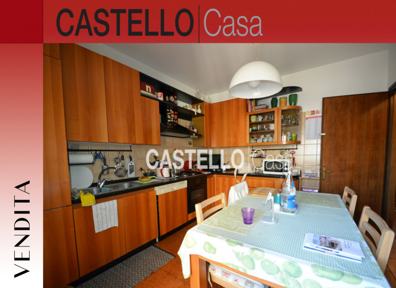 Proponiamo in vendita una porzione centrale di casa a schiera, situata in una zona semicentrale d...