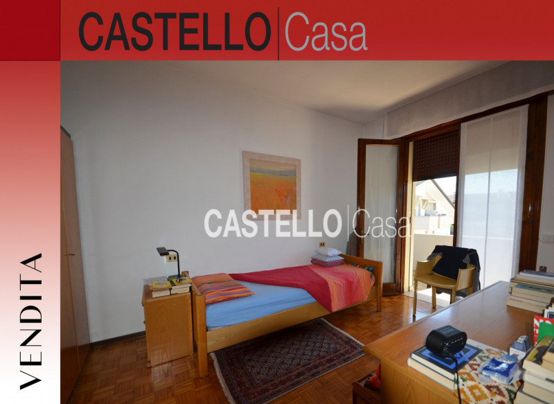 Proponiamo in vendita una porzione centrale di casa a schiera, situata in una zona semicentrale d...
