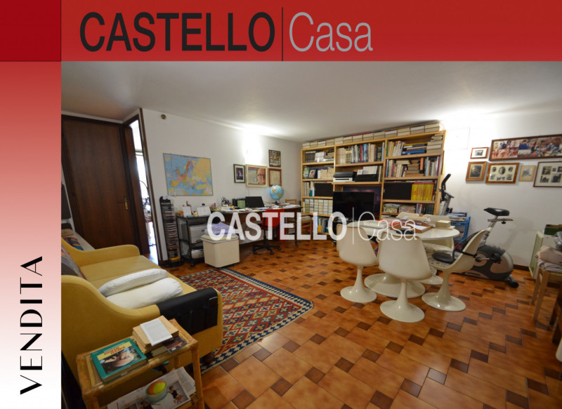 Proponiamo in vendita una porzione centrale di casa a schiera, situata in una zona semicentrale d...