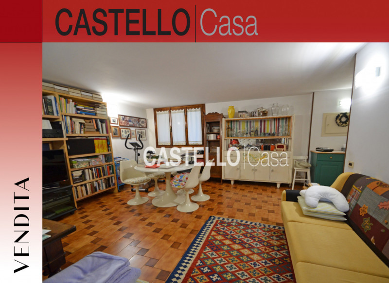 Proponiamo in vendita una porzione centrale di casa a schiera, situata in una zona semicentrale d...