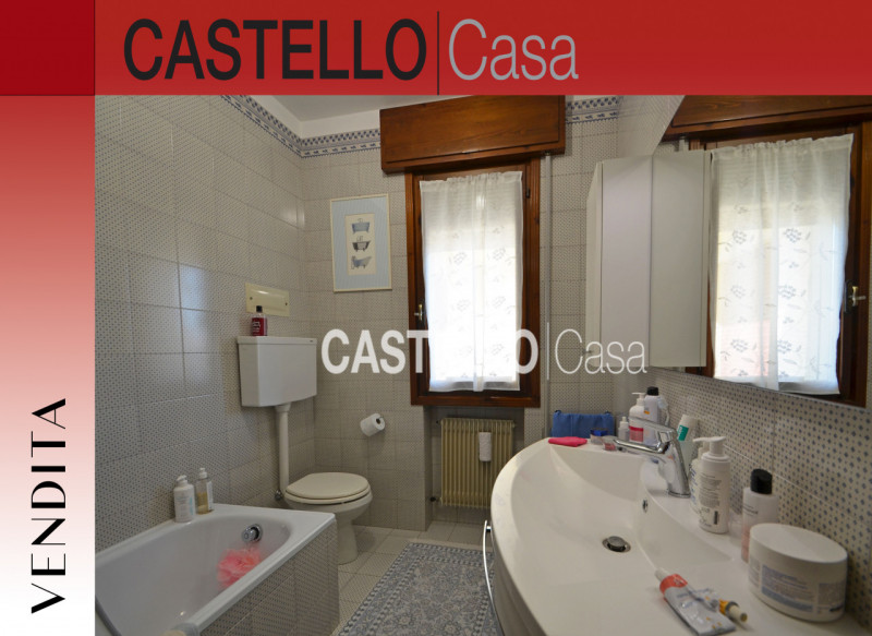 Proponiamo in vendita una porzione centrale di casa a schiera, situata in una zona semicentrale d...