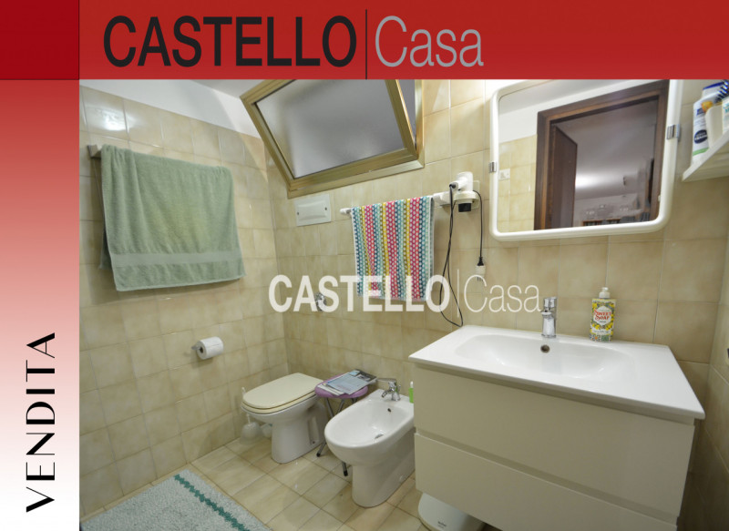 Proponiamo in vendita una porzione centrale di casa a schiera, situata in una zona semicentrale d...