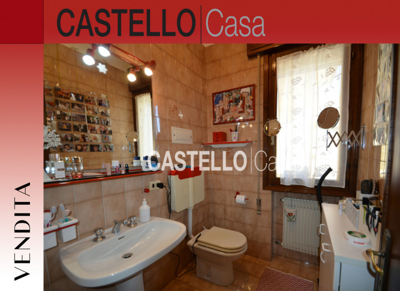 Proponiamo in vendita una porzione centrale di casa a schiera, situata in una zona semicentrale d...