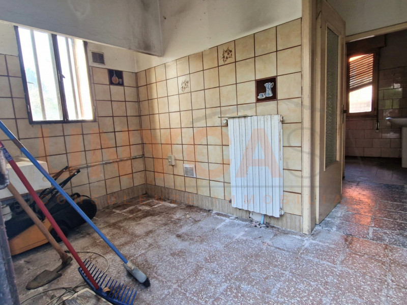 CAVE - Proponiamo in vendita casa singola completamente da ristrutturare, ideale per chi desidera...