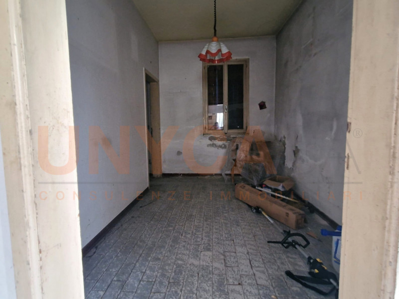 CAVE - Proponiamo in vendita casa singola completamente da ristrutturare, ideale per chi desidera...