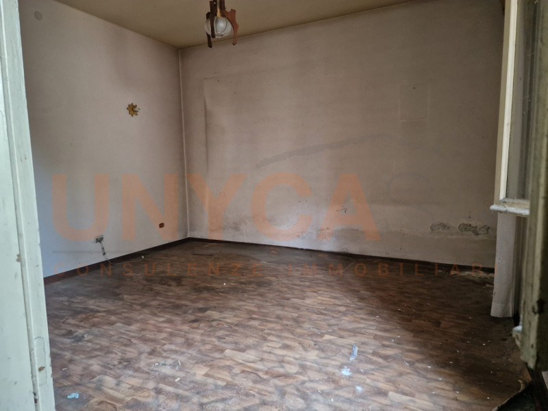 CAVE - Proponiamo in vendita casa singola completamente da ristrutturare, ideale per chi desidera...