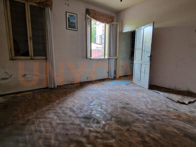 CAVE - Proponiamo in vendita casa singola completamente da ristrutturare, ideale per chi desidera...