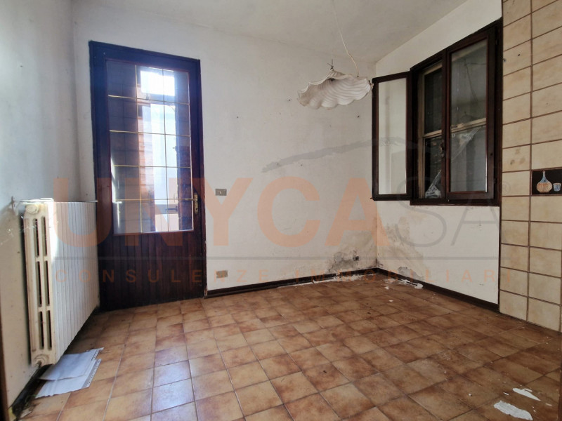 CAVE - Proponiamo in vendita casa singola completamente da ristrutturare, ideale per chi desidera...