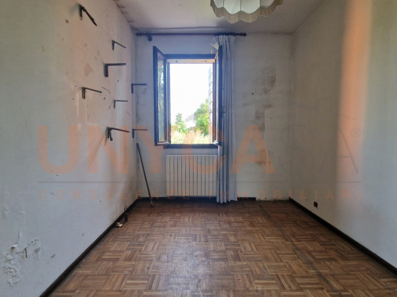 CAVE - Proponiamo in vendita casa singola completamente da ristrutturare, ideale per chi desidera...
